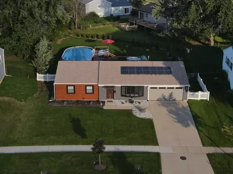 421 N Braintree Dr, Schaumburg, IL 60194