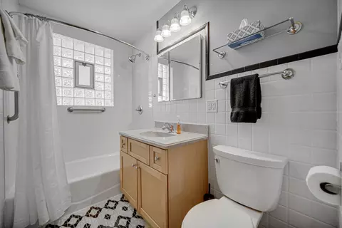 Bath - 13209 E Playfield Dr, Crestwood, IL 60418 photo 1 of 1