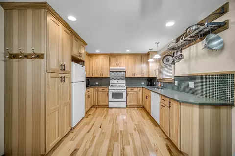 Kitchen - 13209 E Playfield Dr, Crestwood, IL 60418 photo 3 of 3