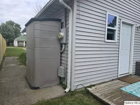 Exterior - 860 Elm St, Hamilton, IL 62341 photo 2 of 2