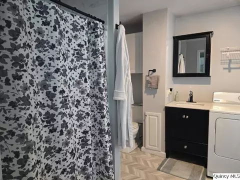 Bath - 860 Elm St, Hamilton, IL 62341 photo 1 of 1