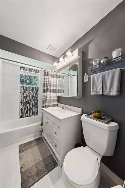 Bath - 5518 Wilcox Ave, Downers Grove, IL 60516 photo 1 of 2