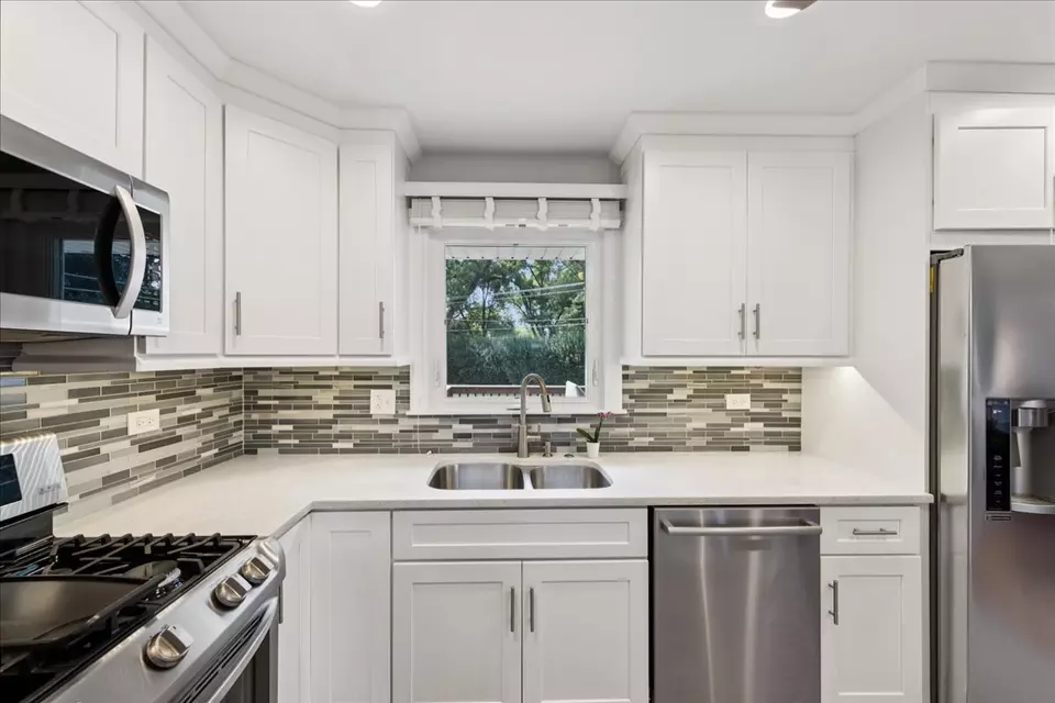 Kitchen - 5518 Wilcox Ave, Downers Grove, IL 60516 photo 4 of 4