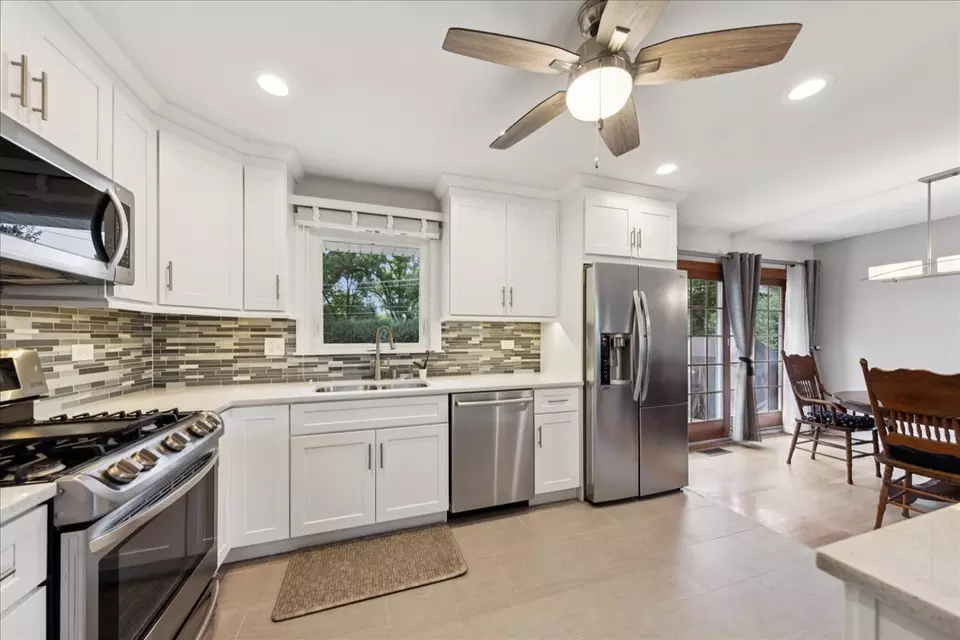 Kitchen - 5518 Wilcox Ave, Downers Grove, IL 60516 photo 2 of 4