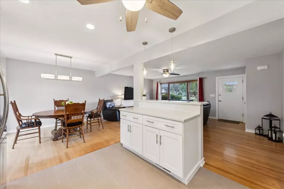 Kitchen - 5518 Wilcox Ave, Downers Grove, IL 60516 photo 3 of 4