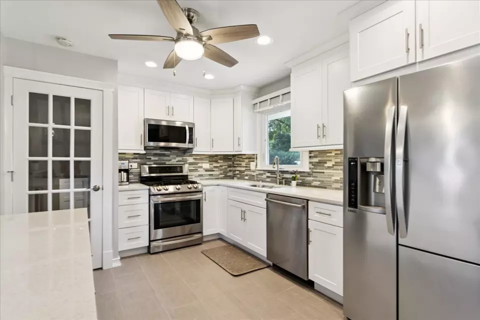 Kitchen - 5518 Wilcox Ave, Downers Grove, IL 60516 photo 1 of 4