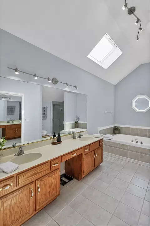 Bath - 2633 Haddassah Dr, Naperville, IL 60565 photo 3 of 8
