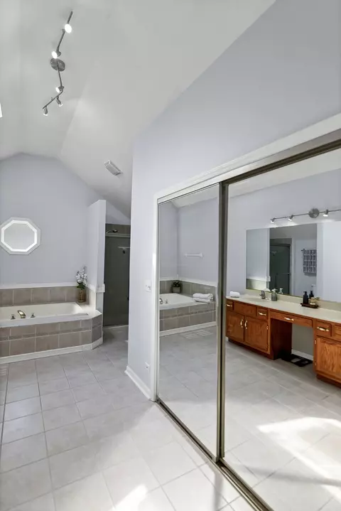 Bath - 2633 Haddassah Dr, Naperville, IL 60565 photo 2 of 8