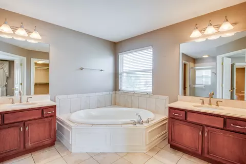 Bath - 24665 Apollo Dr, Plainfield, IL 60585 photo 2 of 6