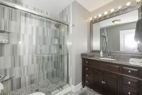 Bath - 422 Beverly Ave, Addison, IL 60101 photo 3 of 5