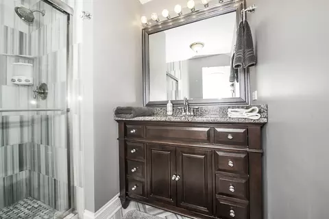Bath - 422 Beverly Ave, Addison, IL 60101 photo 4 of 5