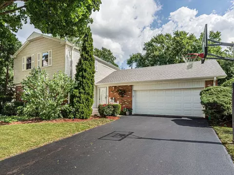 390 Springside Ln, Buffalo Grove, IL 60089