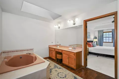 Bath - 1091 Danforth Dr, Batavia, IL 60510 photo 2 of 4