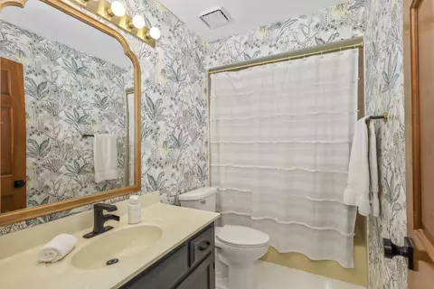 Bath - 1091 Danforth Dr, Batavia, IL 60510 photo 4 of 4