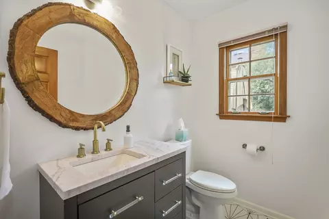 Bath - 1091 Danforth Dr, Batavia, IL 60510 photo 1 of 4