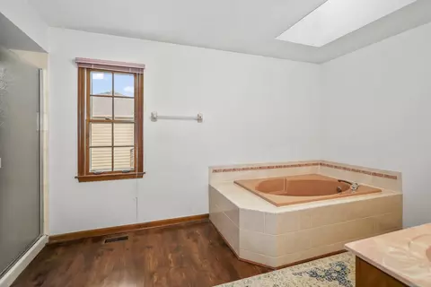 Bath - 1091 Danforth Dr, Batavia, IL 60510 photo 3 of 4