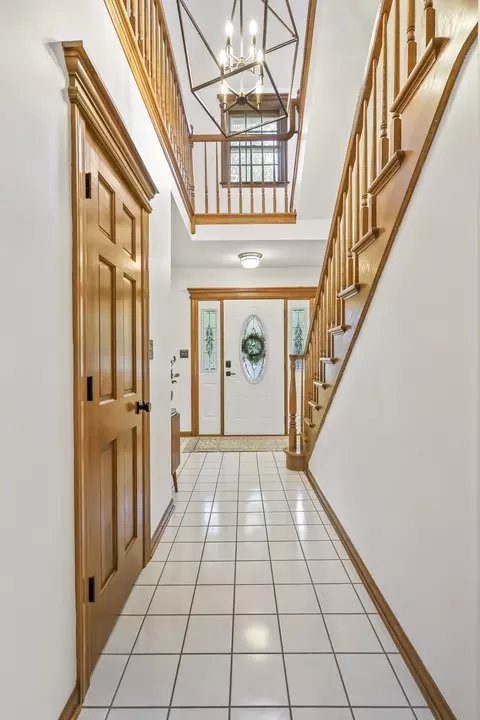 Entry Way - 1091 Danforth Dr, Batavia, IL 60510 photo 3 of 5