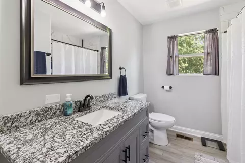 Bath - 1243 Jericho Rd, Aurora, IL 60506 photo 1 of 2