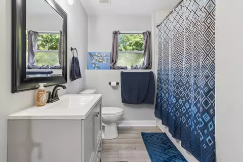Bath - 1243 Jericho Rd, Aurora, IL 60506 photo 2 of 2