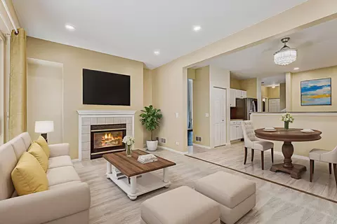 Living - 258 Bay Dr, Itasca, IL 60143 photo 4 of 8