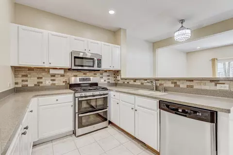 Kitchen - 258 Bay Dr, Itasca, IL 60143 photo 1 of 2