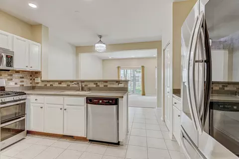 Kitchen - 258 Bay Dr, Itasca, IL 60143 photo 2 of 2