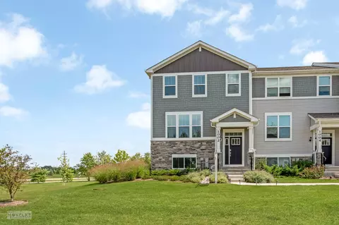 1002 Atterberg Rd, South Elgin, IL 60177
