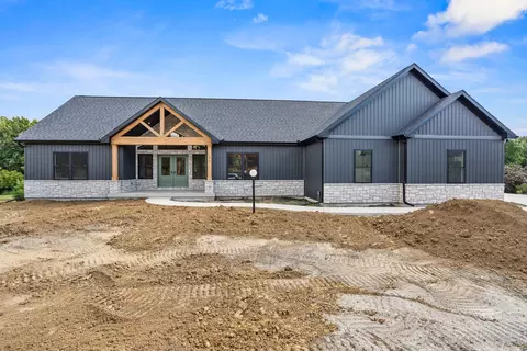 21 Long Grove Dr, Monticello, IL 61856