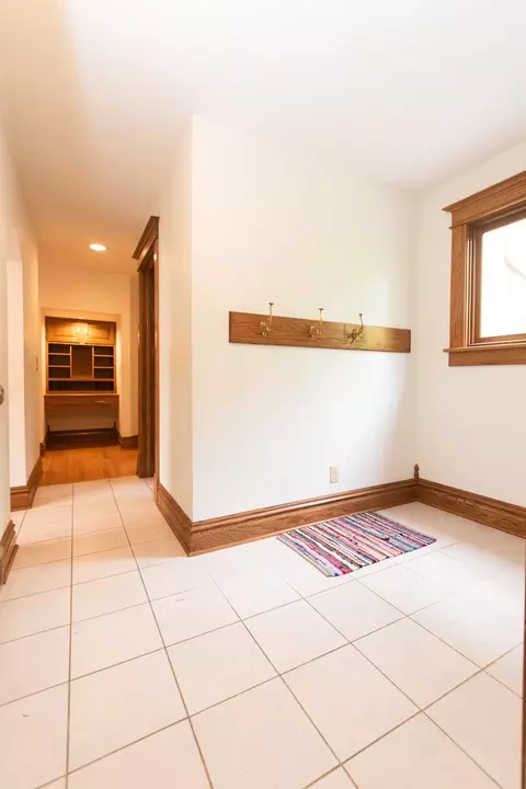 Entry Way - 1131 Fourth Ave, Dixon, IL 61021 photo 3 of 10