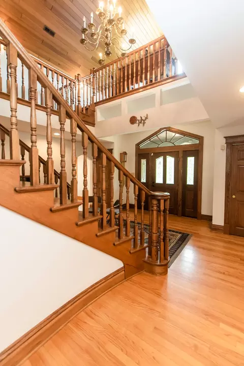 Entry Way - 1131 Fourth Ave, Dixon, IL 61021 photo 4 of 10