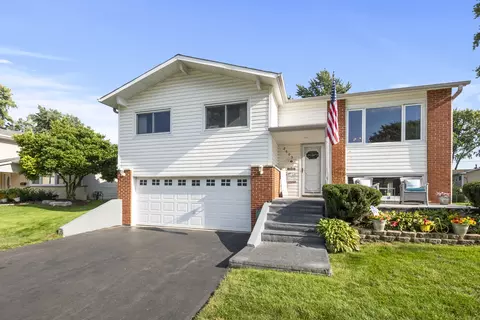 2605 Willow Ave, Woodridge, IL 60517