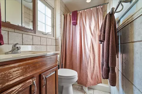 Bath - 109 S Devonshire Dr, Bloomington, IL 61705 photo 2 of 3