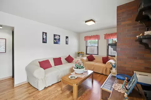 Living - 295 E Dennis Rd, Wheeling, IL 60090 photo 4 of 6