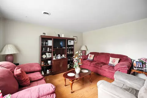 Living - 295 E Dennis Rd, Wheeling, IL 60090 photo 3 of 6