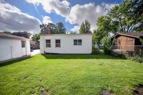 Exterior - 295 E Dennis Rd, Wheeling, IL 60090 photo 4 of 7
