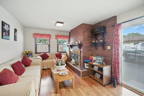 Living - 295 E Dennis Rd, Wheeling, IL 60090 photo 5 of 6