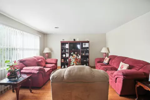 Living - 295 E Dennis Rd, Wheeling, IL 60090 photo 2 of 6