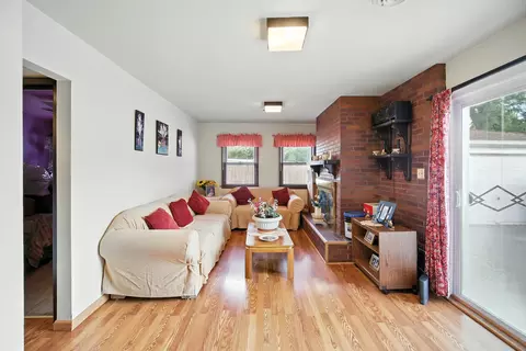 Living - 295 E Dennis Rd, Wheeling, IL 60090 photo 6 of 6