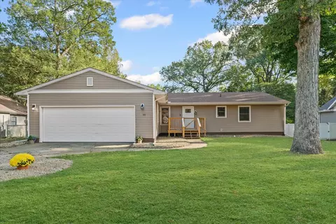 1101 Pin Oak Dr, Mahomet, IL 61853