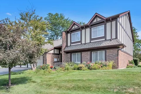 423 Ramblewood Dr #D, Glen Ellyn, IL 60137