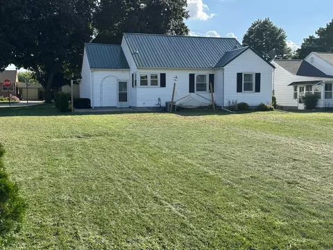 Exterior - 500 W Winfield St, Morrison, IL 61270 photo 3 of 4