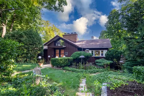 327 Oak Tree Ln, Waukegan, IL 60085