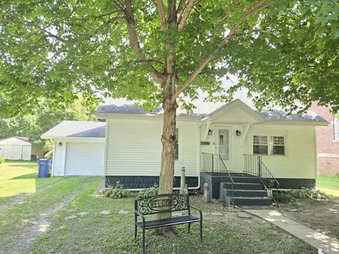 310 N Illinois Ave, De Land, IL 61839