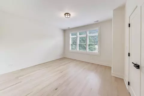 3840 W Cornelia Ave, Chicago, IL 60618 photo 28