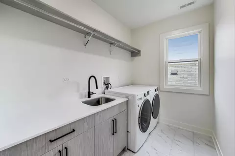3840 W Cornelia Ave, Chicago, IL 60618 photo 32