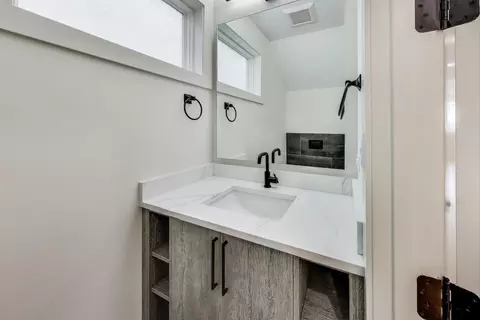 3840 W Cornelia Ave, Chicago, IL 60618 photo 16