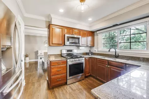 Kitchen - 1562 Burning Trl, Wheaton, IL 60189 photo 1 of 3