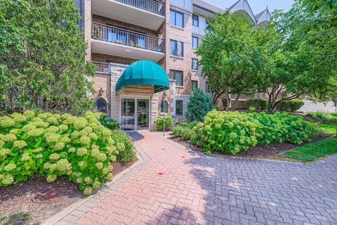 5 S Pine St #302, Mount Prospect, IL 60056