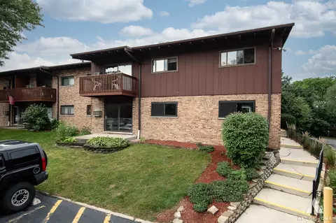 100 Willow Ln #119, Willow Springs, IL 60480