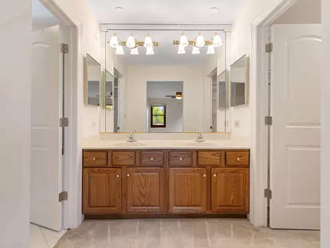 Bath - 3925 Charlemagne Dr, Hoffman Estates, IL 60192 photo 2 of 4